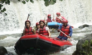 Canotaje en aguas bravas en el río Telaga Waja