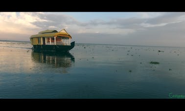 Disfrute de un alquiler de casas flotantes con 2 habitaciones de lujo con aire acondicionado en Alappuzha, India