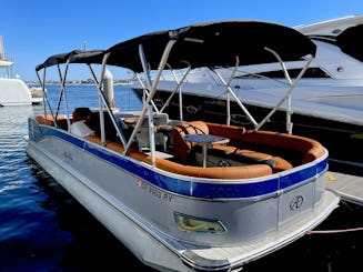 Espaçoso e luxuoso Avalon Pontoon 28'