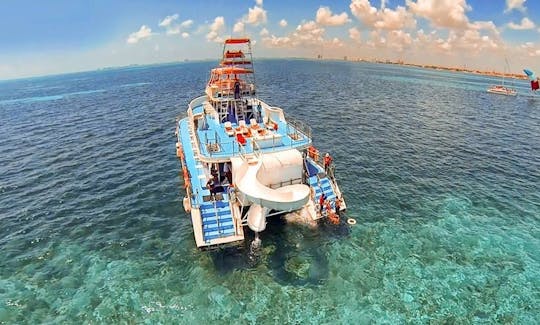 Croisière avec danseur en catamaran de 85 pieds à Cancún, au Mexique