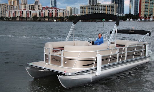 Alugue um barco flutuante de 24 pés em North Miami Beach, Flórida