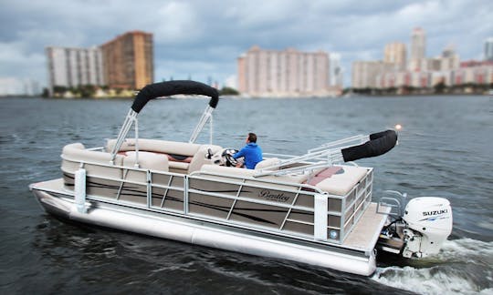 Alugue um barco flutuante de 24 pés em North Miami Beach, Flórida