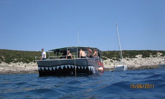 Shark Catamaran Diving Trips & Courses in Komiža