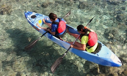 Recorridos guiados en kayak con fondo transparente en Alofi