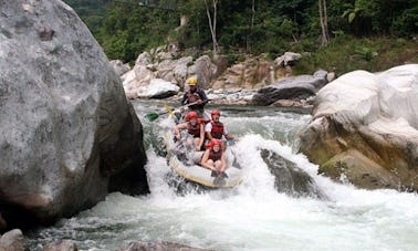 Passeios de rafting em águas brancas no rio Cangrejal