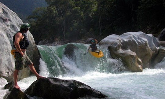 Excursiones guiadas en kayak y rafting en el río Cangrejal