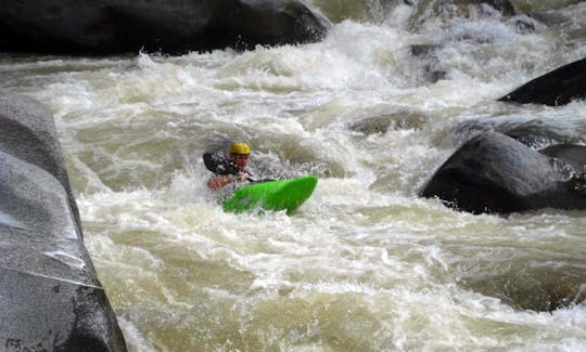 Excursiones guiadas en kayak y rafting en el río Cangrejal