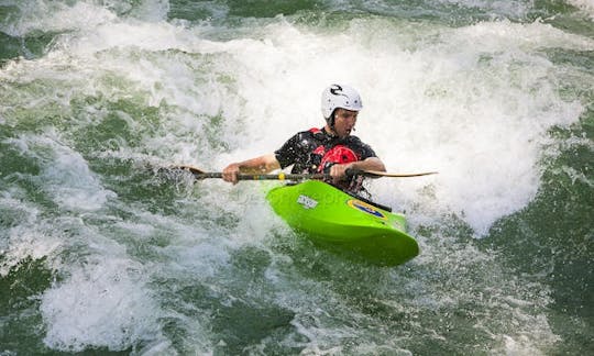 Excursiones guiadas en kayak y rafting en el río Cangrejal