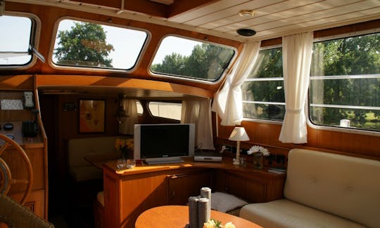 Rent 39' Motor Yacht In Heukelum