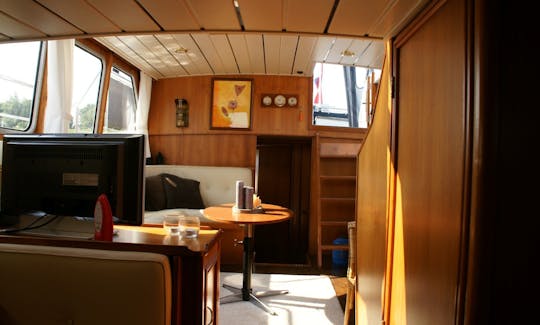 Rent 39' Motor Yacht In Heukelum