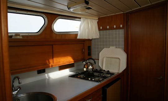 Rent 39' Motor Yacht In Heukelum