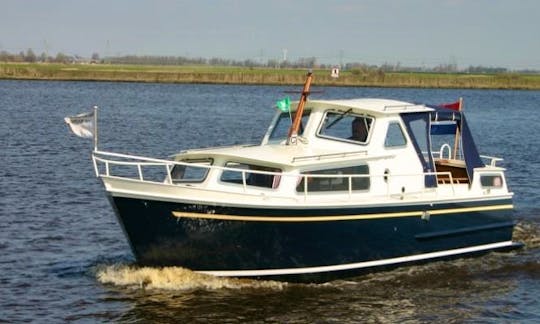 Rent 27' Motorboat In Heukelum
