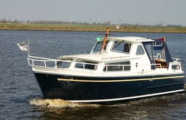 Rent 27' Motorboat In Heukelum