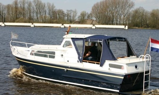 Rent 27' Motorboat In Heukelum