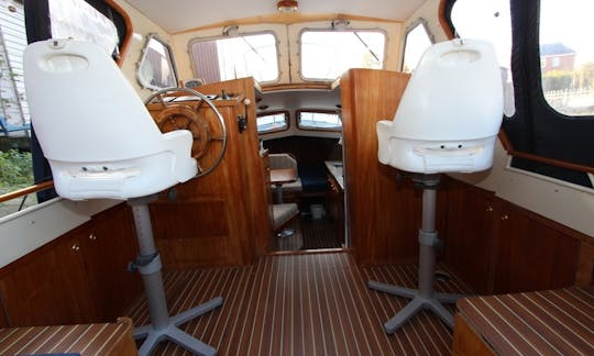 Rent 27' Motorboat In Heukelum