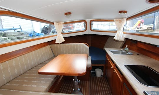 Rent 27' Motorboat In Heukelum