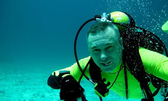 Découvrez la plongée sous-marine avec l'instructeur de plongée professionnel Andrew à Perm, en Russie