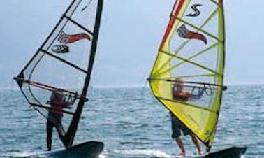 Alquiler y clases de windsurf en Riva del Garda, Italia