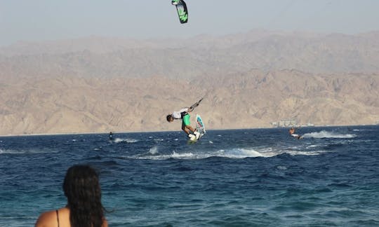 イスラエル、エイラットでのカイトサーフィン