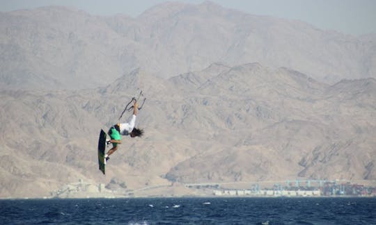 イスラエル、エイラットでのカイトサーフィン