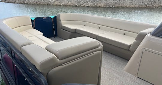 Tritoon de luxe sur le lac Austin avec la société de location de bateaux la mieux notée d'Austin