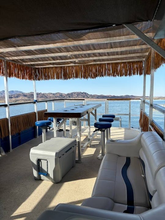 Barco Margaritaville con forma de pontón con cabeza de loro, con el perro incluido