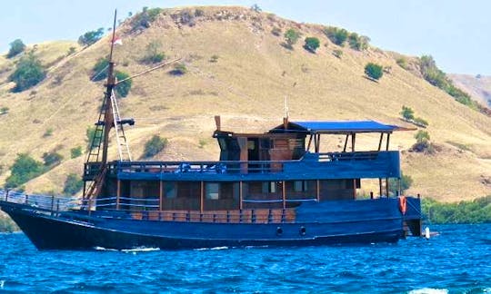 Liveaboard Diving and Cruise in Komodo, Indonesia