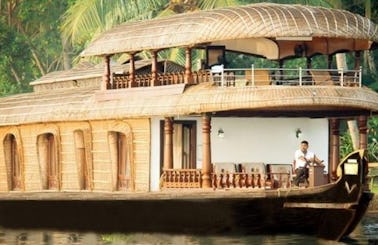 Great Amenities on this Three Bedroom Houseboat in Alappuzha