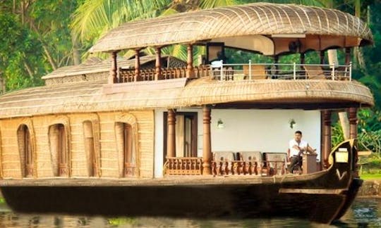 Great Amenities on this Three Bedroom Houseboat in Alappuzha