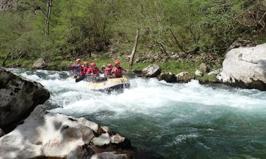 Passeios de rafting em águas brancas no rio Porma