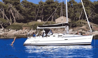 Charter 32' Beneteau Oceanis Clipper Cruising Monohull In Toscolano, Italy
