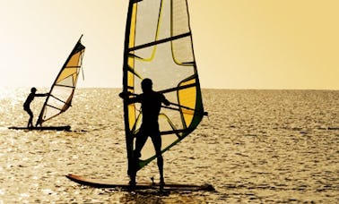 Aprende a hacer windsurf en Marbella