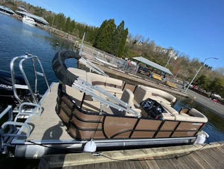 2022 Bentley 22 foot Luxury Pontoon located in South Lake Washington 