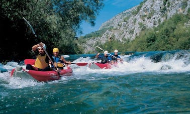 Passeios de rafting em águas brancas no rio Cetina