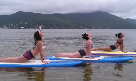 Cours de SUP Yoga à Florianópolis