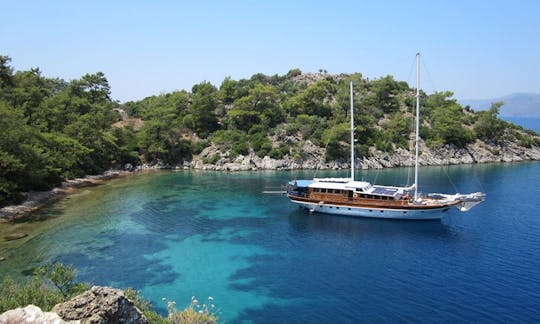 87' Sailing yacht around Sardinia