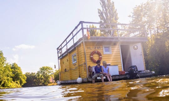 'Tammy' Houseboat Hire & Charter in Lübeck