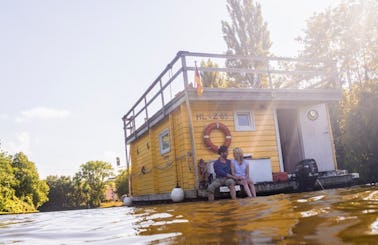 'Tammy' Houseboat Hire & Charter in Lübeck