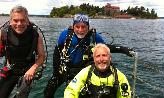 25' Pontoon "Silent Diver" Diving Trips in Brockville, Canada