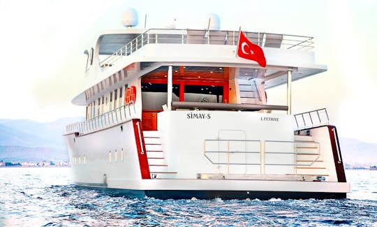 82' Luxury Trawler Charter in Muğla