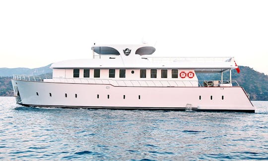 82' Luxury Trawler Charter in Mugla