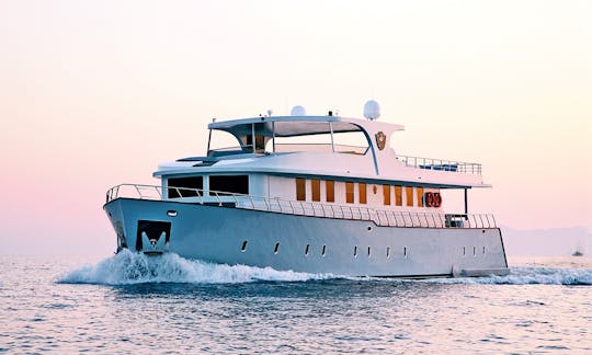 82' Luxury Trawler Charter in Mugla