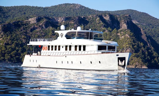 82' Luxury Trawler Charter in Muğla