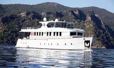 82' Luxury Trawler Charter in Mugla