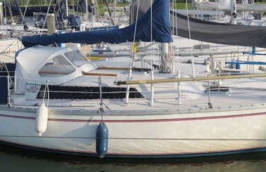Charter the Jeanneau ‘Brin de Folie’ 30 Sailboat in Lelystad