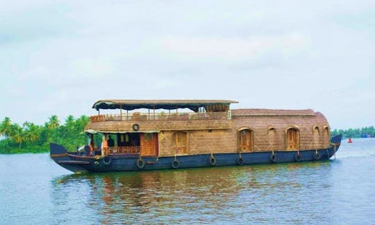 Sleep on the Water While on a Houseboat Charter in Alappuzha