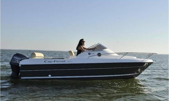 Alugue nosso barco a motor B2 Marine Cap Ferret de 4,72 m (15 pés) de 6 HP sem licença