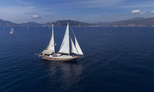 Goleta de vela de 79 pies de largo en Emmiler, Turquía