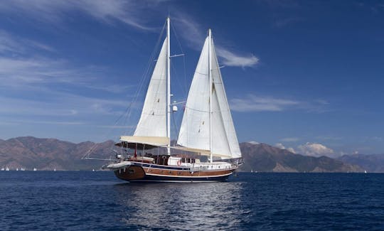 Goleta de vela de 79 pies de largo en Emmiler, Turquía