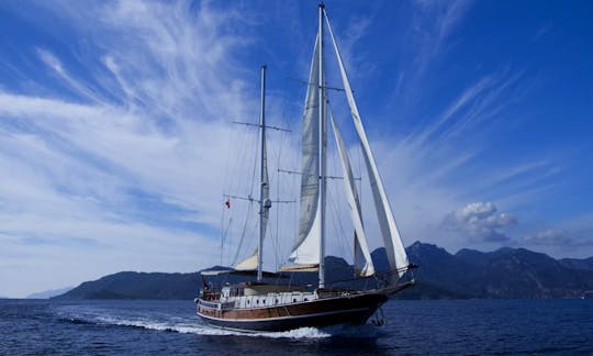 Goleta de vela de 79 pies de largo en Emmiler, Turquía